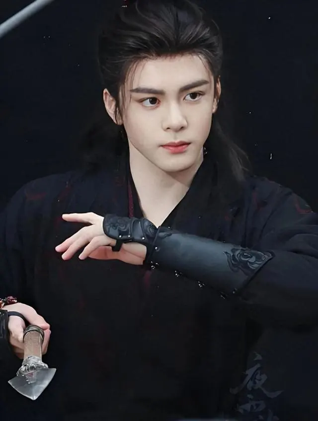 曾舜晞武拾光登顶第14周男性角色热度榜首 _ 资讯配图