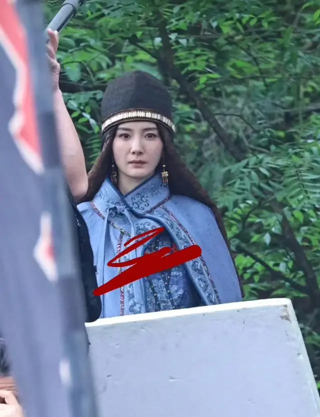 杨幂《江山大同》冯湮儿蓝色鲜卑造型路透引讨论 _ 现场图