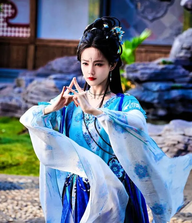 腾讯芒果爱奇艺推五部新剧《古乐风华录》《但愿人长久》《等到你》《宝珠》《佳偶天成》定档播出 _ 现场图