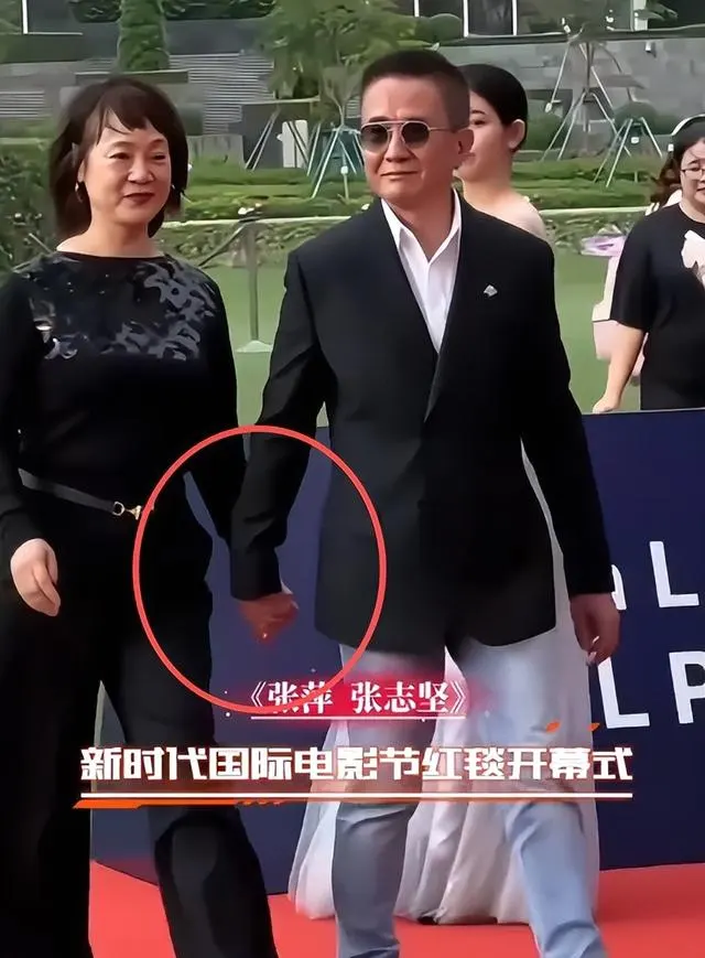 飞天奖红毯掀起“老戏骨现象”：斯琴高娃拄拐前行引全网泪目，张志坚夫妇片段单日播放破3亿 _ 相关图片