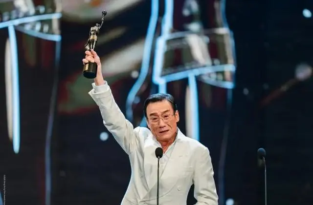 廖子妤凭《像我这样的爱情》获金像奖最佳女主角 _ 现场图