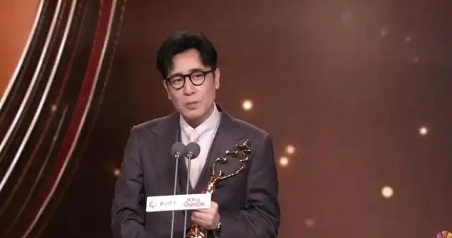 于和伟凭《森中有林》获北影节天坛奖最佳男主角 _ 现场图