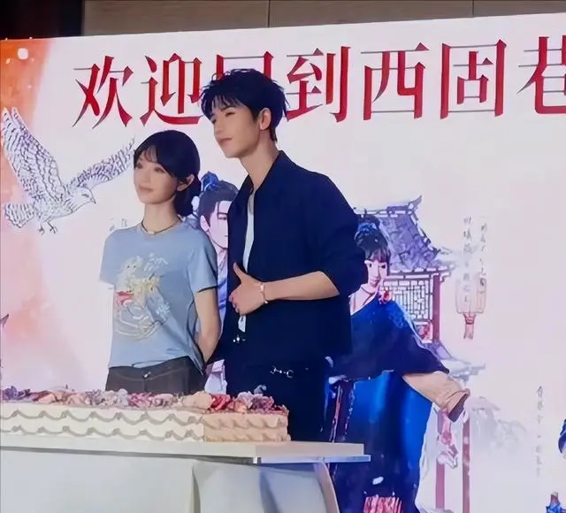 张凌赫《逐玉》庆功宴发言引争议，妆造与剧集口碑两极分化 _ 现场图