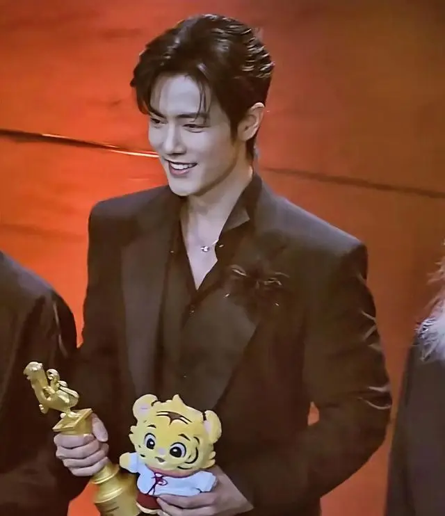 肖战凭《得闲谨制》获北京大学生电影节最佳男主角，成33年来首位90后影帝 _ 资讯配图