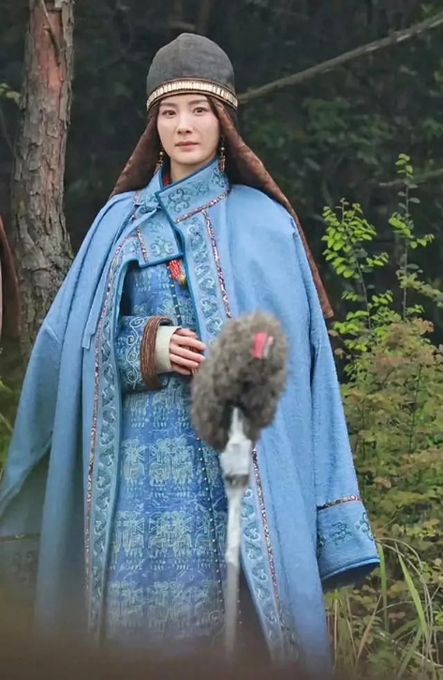 杨幂《江山大同》冯湮儿蓝色鲜卑造型路透引讨论 _ 资讯配图