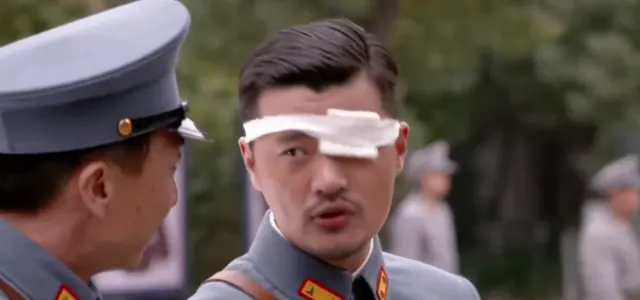 宋飞为护司令失左眼后遭辞退引发剧情转折 _ 现场图