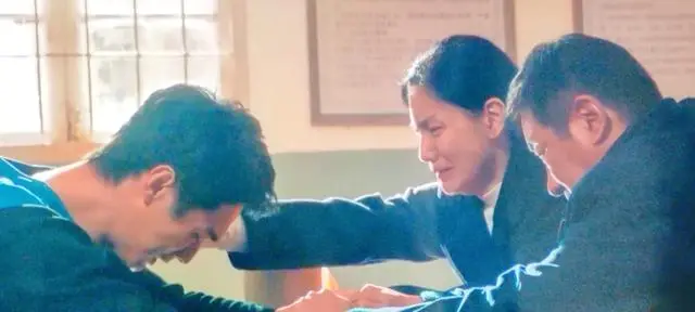 《方圆八百米》大结局播出，许凯饰陈辉被判死刑，丁勇岱演陈红兵亲手送子归案 _ 资讯配图