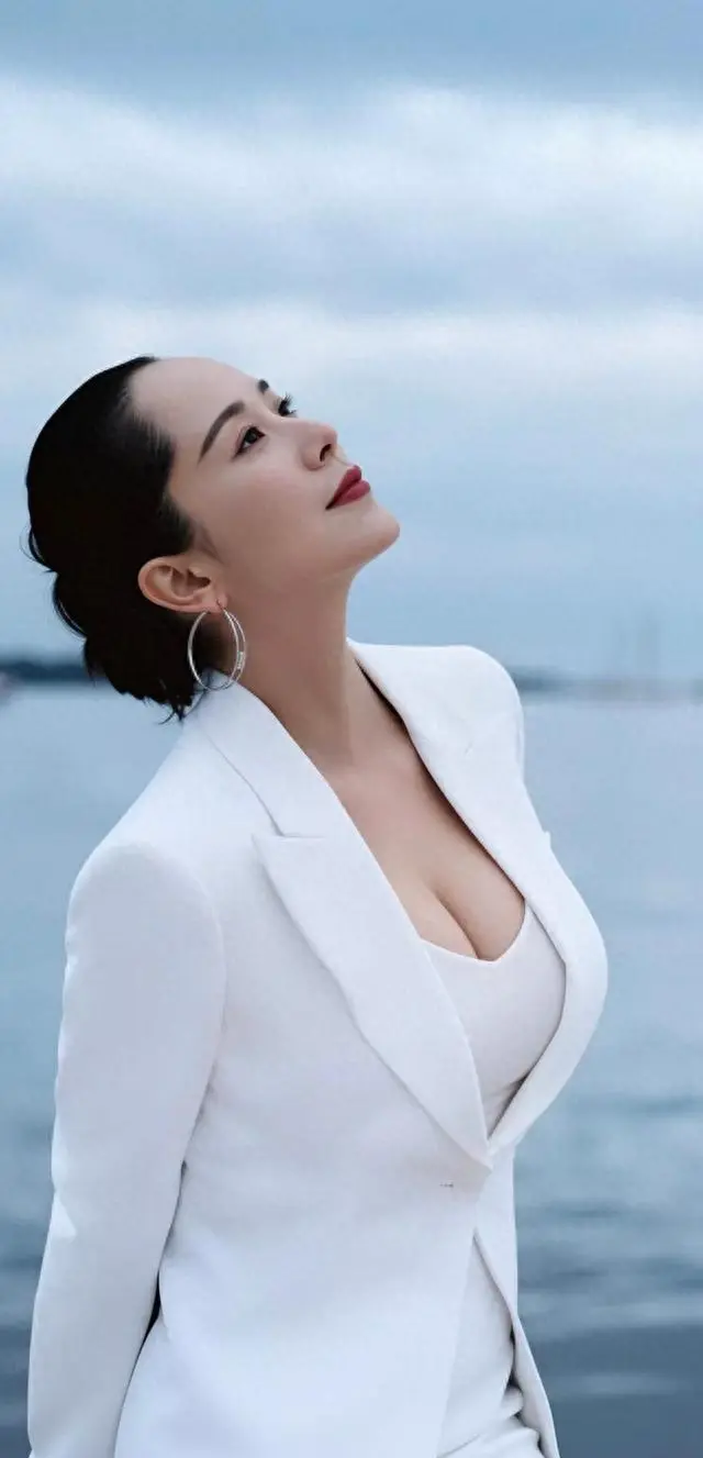 海清48岁出演《平原上的摩西》傅东心引观众重识演技 _ 资讯配图