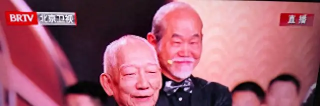 袁和平获北影节终身成就奖，张艺谋致辞吴京张译起立致敬 _ 资讯配图