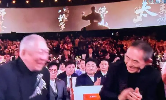 袁和平获北影节终身成就奖，张艺谋致辞吴京张译起立致敬 _ 现场图