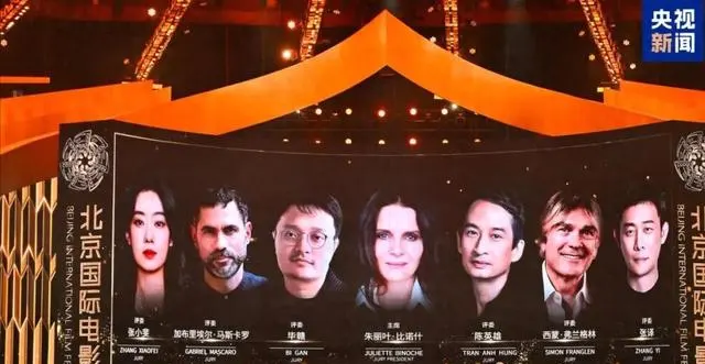 于和伟凭《森中有林》获北影节天坛奖最佳男主角 _ 现场图