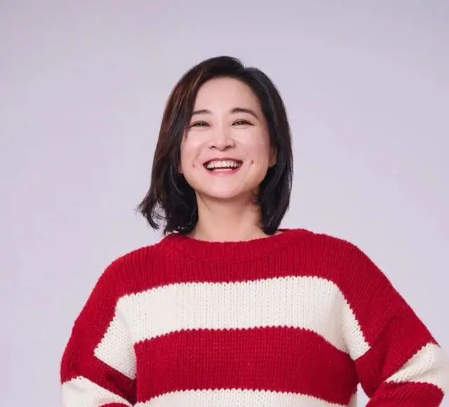贾玲新片《转念花开》青岛杀青，反传销题材定档暑期 _ 现场图