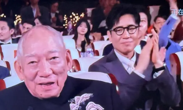 袁和平获北影节终身成就奖，张艺谋致辞吴京张译起立致敬 _ 相关图片