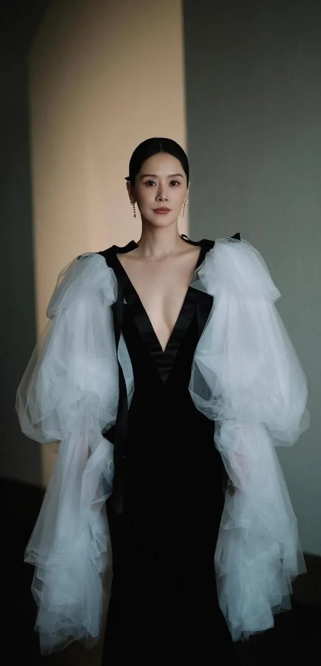 海清48岁出演《平原上的摩西》傅东心引观众重识演技 _ 相关图片